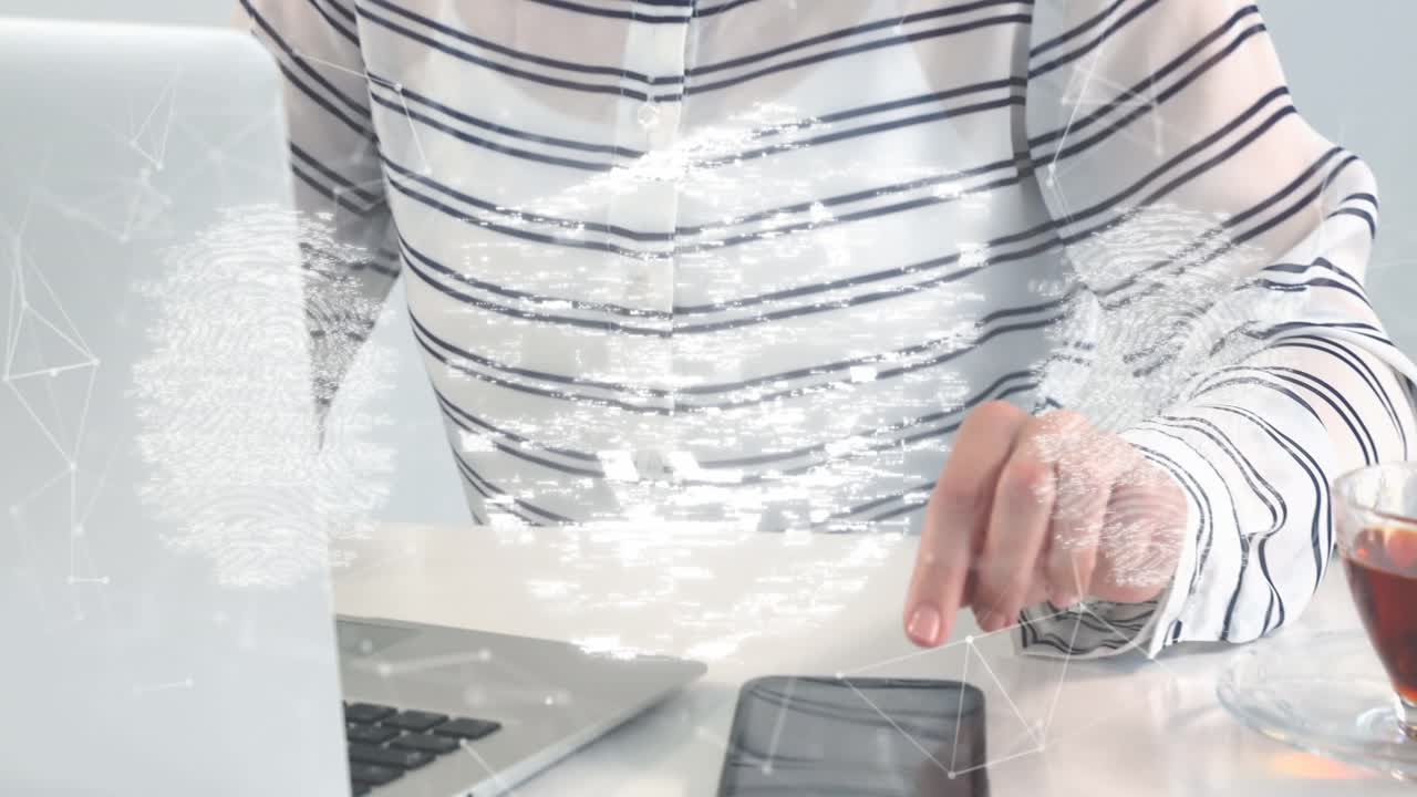 Animazione di lucchetto, impronte digitali biometriche, elaborazione dati e reti su un uomo che usa un laptop.
