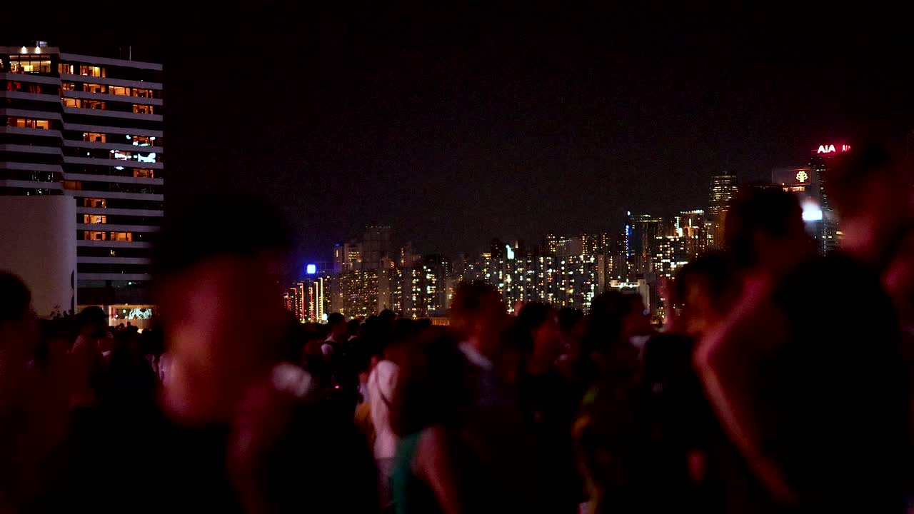 la gente se reúne para un espectáculo de luces nocturno