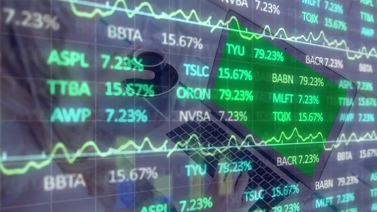 animación del procesamiento de datos sobre una mujer caucásica usando una computadora portátil