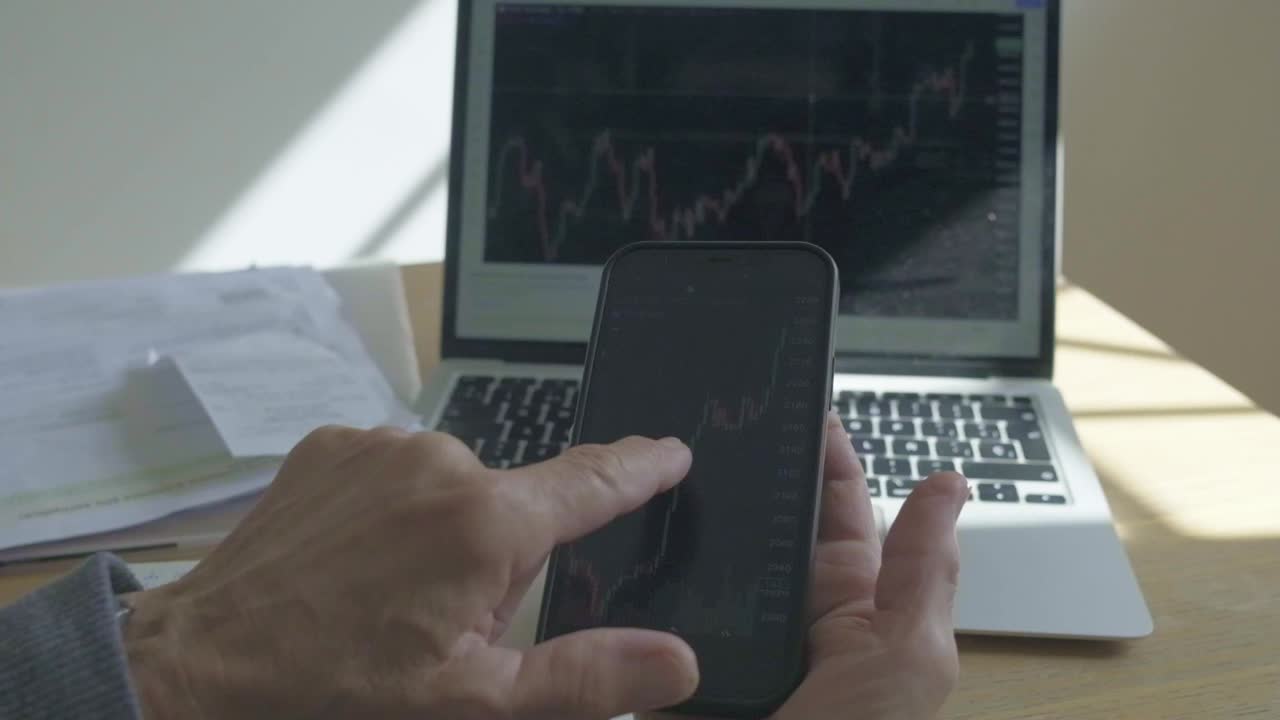 comercio en línea inversión anciana mujer jubilada mano de cerca comprar vender criptografía en línea en el mercado de valores en cámara lenta