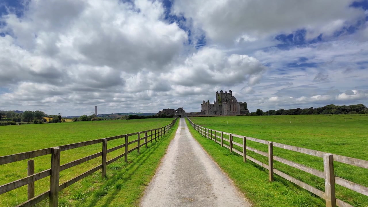 Irland episke steder, Wexford Dunbrody Abbey indgang til denne historiske bygning, historiske ruiner i fantastiske omgivelser.