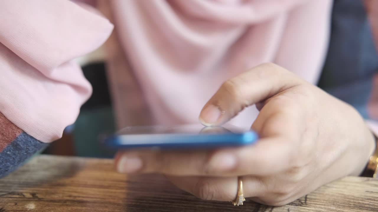 카페 에서 휴대 전화 를 사용하는 여자