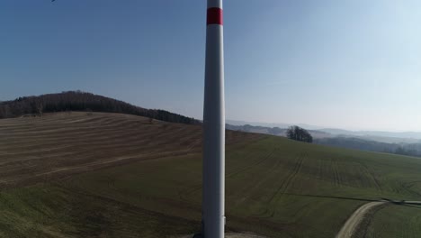 Detalle-De-La-Turbina-Del-Molino-De-Viento:-Desde-Abajo-Hacia-Arriba.