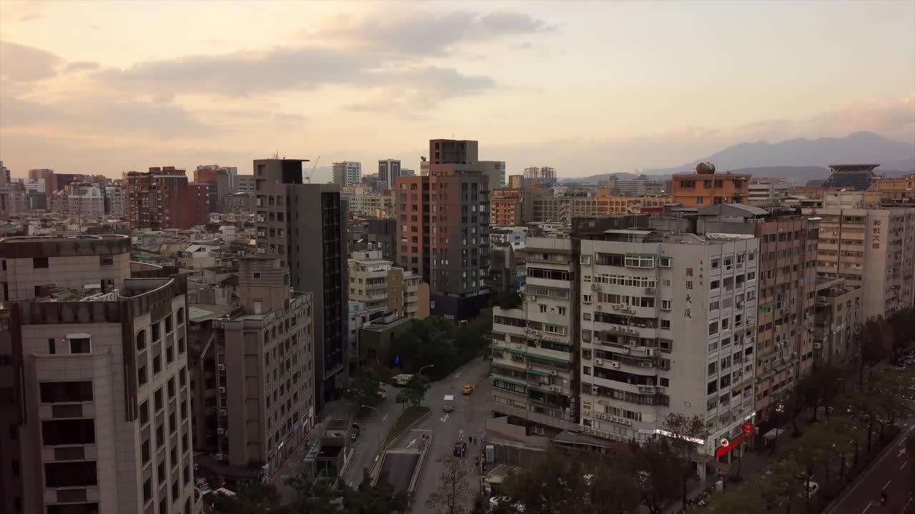 taiwán hora de puesta de sol taipei paisaje urbano centro techos tráfico calles panorama aéreo 4k