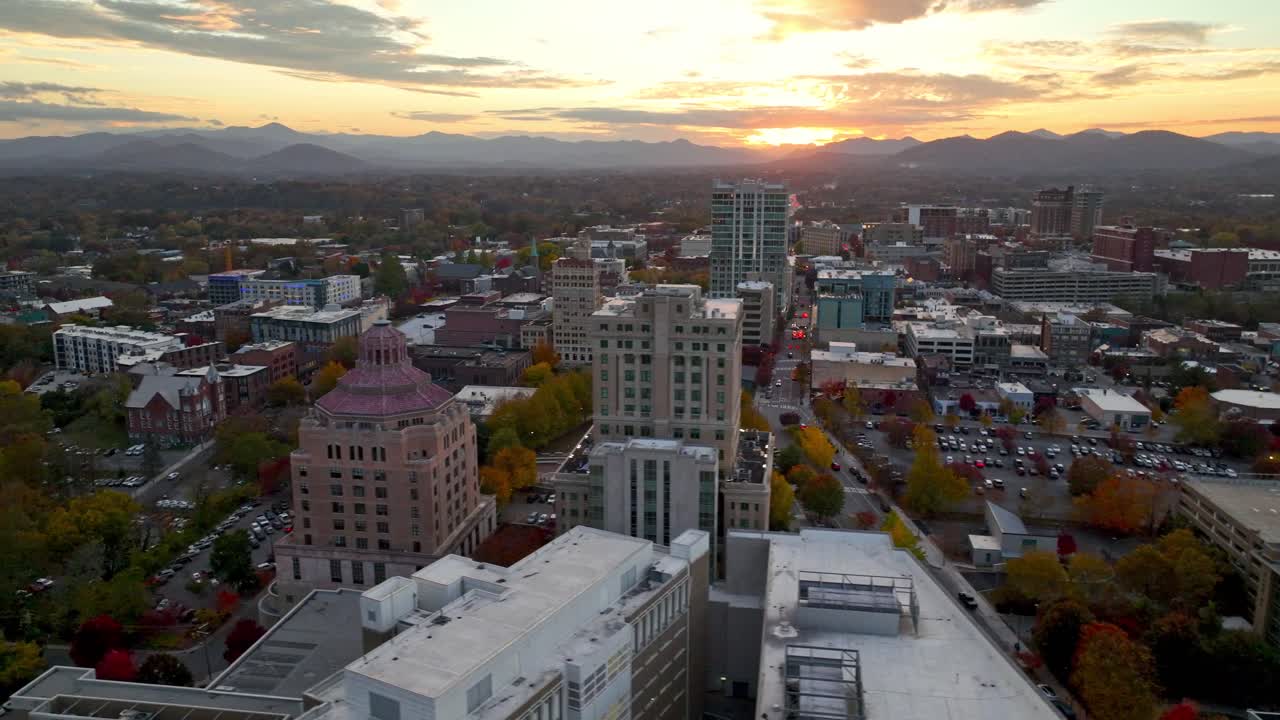 órbita aérea de asheville nc, carolina del norte al atardecer en otoño y otoño