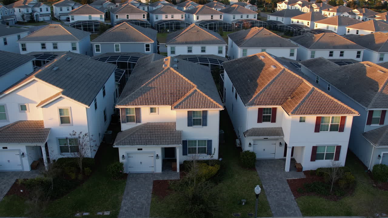 vista aérea de un barrio con casas similares, tarde soleada en florida, estados unidos