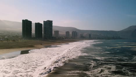 Morgendliche-Outdoor-Aktivitäten-Während-Der-Quarantänezeit-In-Iquique,-Chile,-Am-Pazifischen-Ozean