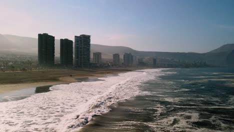 actividades al aire libre matutinas durante el tiempo de cuarentena en iquique, chile, junto al océano pacífico