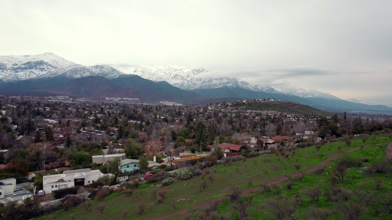 Vista aerea con zoom delle Ande innevate a Santiago, Cile