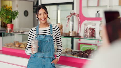 Batido,-Sonrisa-Y-Fotografía-De-Una-Mujer