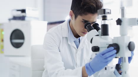 científicos que trabajan en un laboratorio