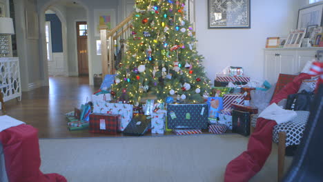 Regalos-De-Navidad-Sentados-Bajo-El-árbol-De-Navidad-En-La-Mañana-De-Navidad