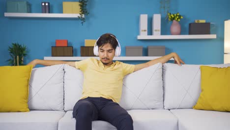 헤드폰으로 음악을 듣는 행복한 남자.