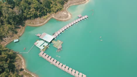 태국 카오소크 국립공원 (khao sok national park) 에 있는 방갈로 (bungalow) 의 느린 동작 상공 영상