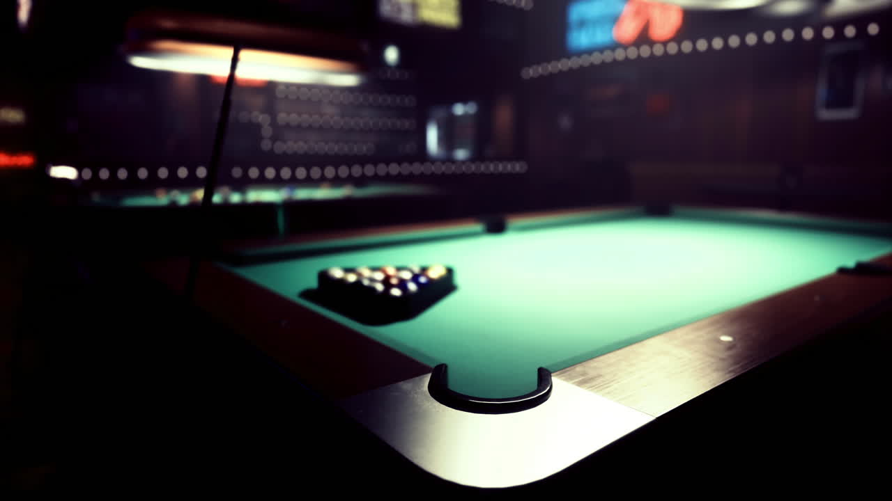 Stół bilardowy ustawiony w słabo oświetlonym barze z żywymi światłami w tle