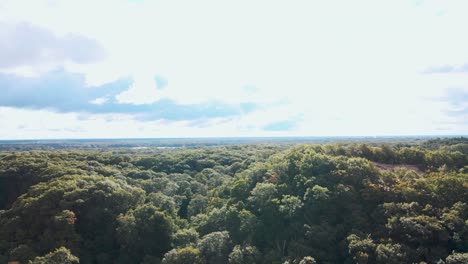 Helles-Wolkenlicht,-Das-über-Die-Natur-Strahlt