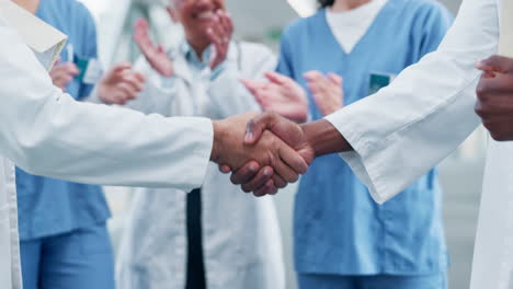 doctor, apretón de manos y aplauso de la gente en el trabajo en equipo