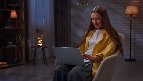 adolescente estudiando en casa por la noche