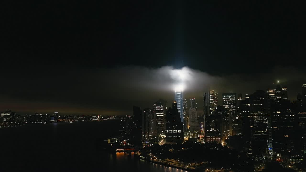 Una veduta aerea della Freedom Tower a New York City di notte, con i raggi gemelli del tributo di luce illuminati