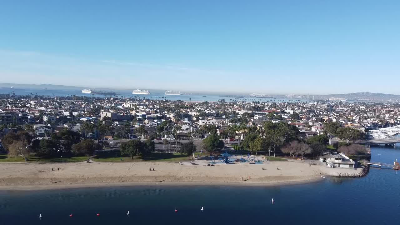 무인 항공기가 해변과 바다에 배를 타고 주거 지역을 촬영