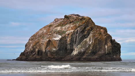 Legendaria-Formación-Rocosa-Con-Olas-Rompiendo-En-La-Orilla-Del-Mar-En-El-Punto-De-Vista-Panorámico-Del-Estado-De-Rock-Face,-Bandon,-Oregon