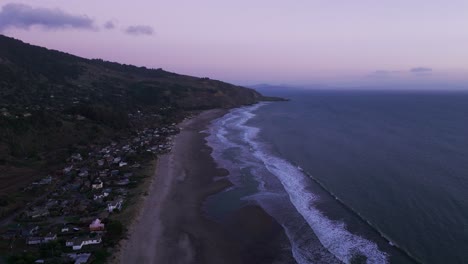 Drohnenaufnahme-Von-Stinson-Beach-In-Kalifornien-Mit-Wellen-Und-Violettem-Himmel