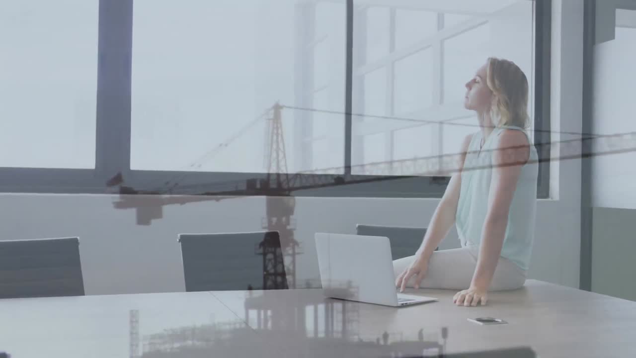 анимация белой бизнесменки в офисе над краном на строительной площадке