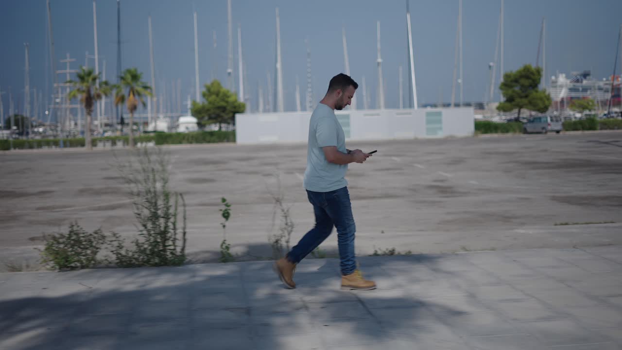 hombre caminando en el parque de la ciudad