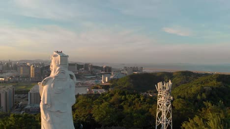 Antena-Girando-Alrededor-De-La-Famosa-Estatua-De-A-ma-En-Coloane,-Macao