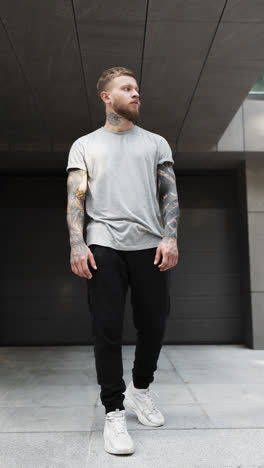 Men&#039;s Fashion with Tattoos and a Casual Urban Style
