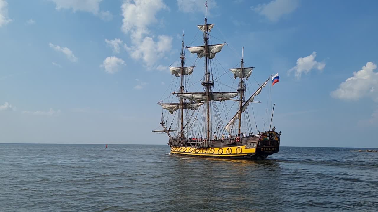 범선은 바다의 파도를 타고 달린다