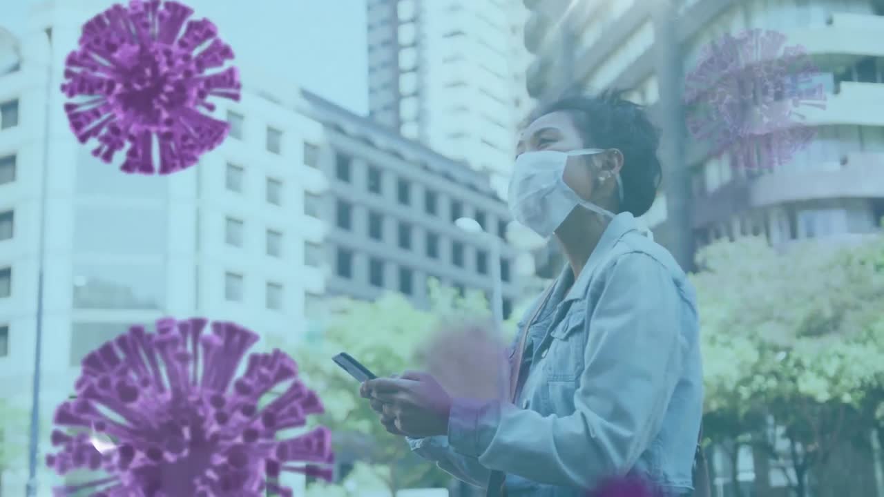 animación de células macro covid-19 flotando sobre una mujer asiática con máscara usando un teléfono inteligente afuera
