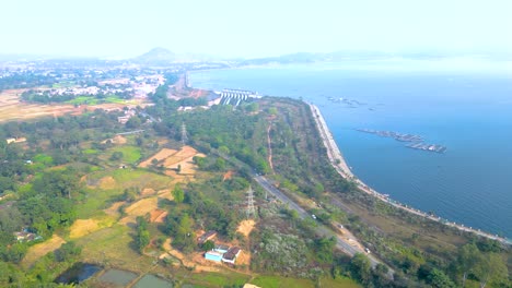 Vista-Aérea-Del-Lugar-Turístico-De-La-Presa-De-Patratu-Y-Actividades-De-Deportes-Acuáticos.