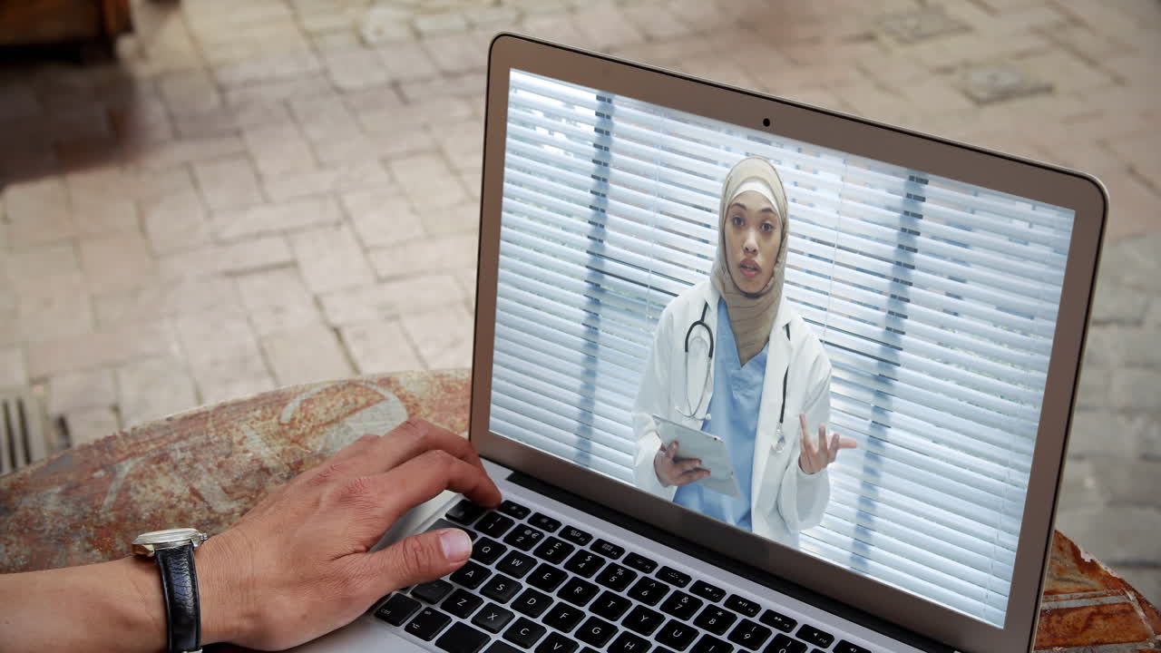 Uomo in videoconferenza con un medico