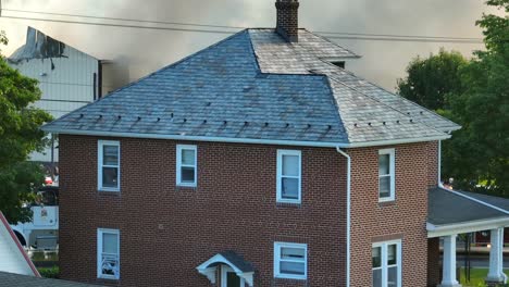 los bomberos extinguen un incendio en una casa