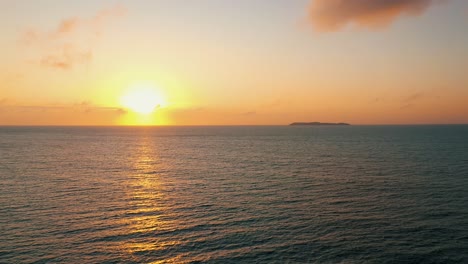 Vista-Aérea-De-Drones-Sobre-La-Hermosa-Isla-Del-Amanecer-Del-Océano,-América-Del-Sur,-Santa-Catarina,-Brasil