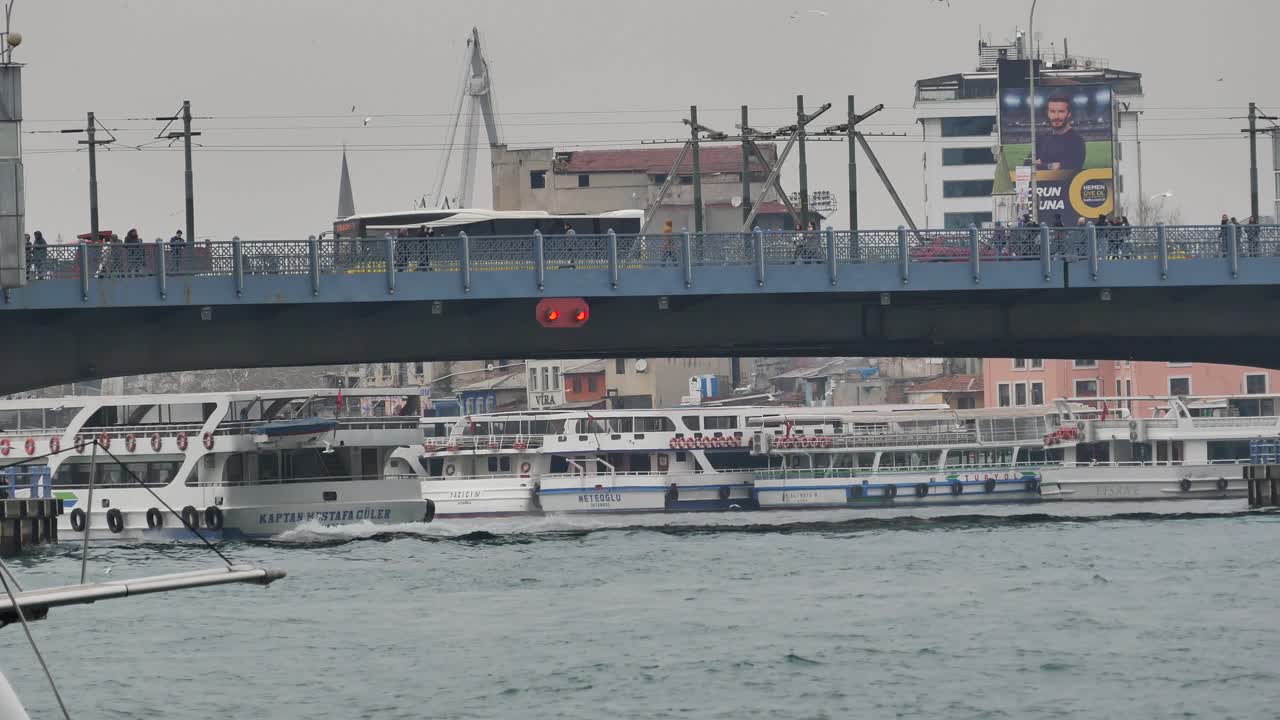 이스탄불의 갈라타 다리, 배와 도시 풍경