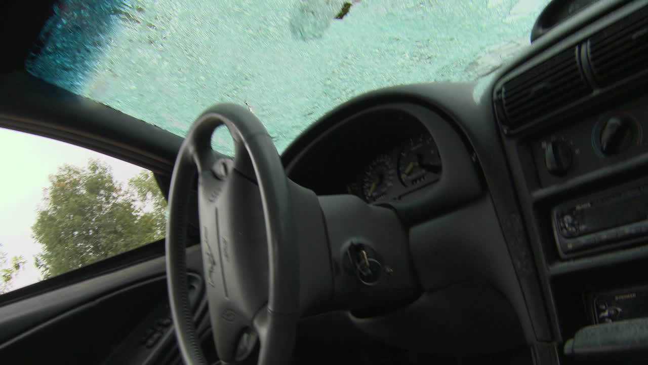 мужчина уничтожает свой автомобиль кувалдой