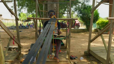 Maestro-Africano-Akan-Tejiendo-Seda-Kente-Tejida-En-Telar-De-Madera