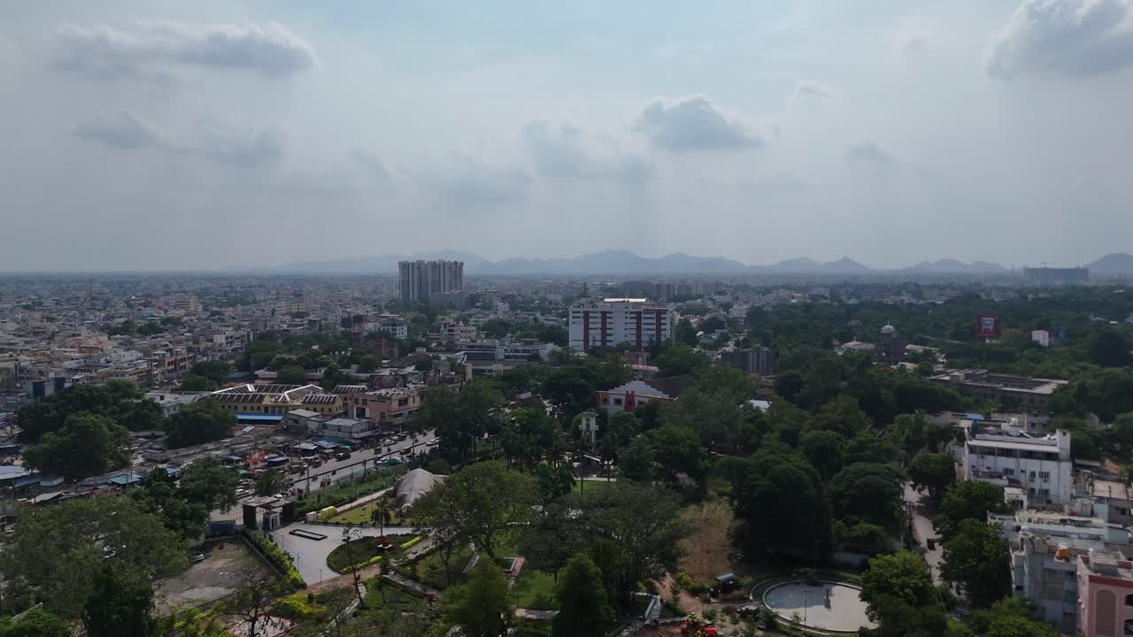 Riprese con drone che mostrano il cuore commerciale di Vijayawada