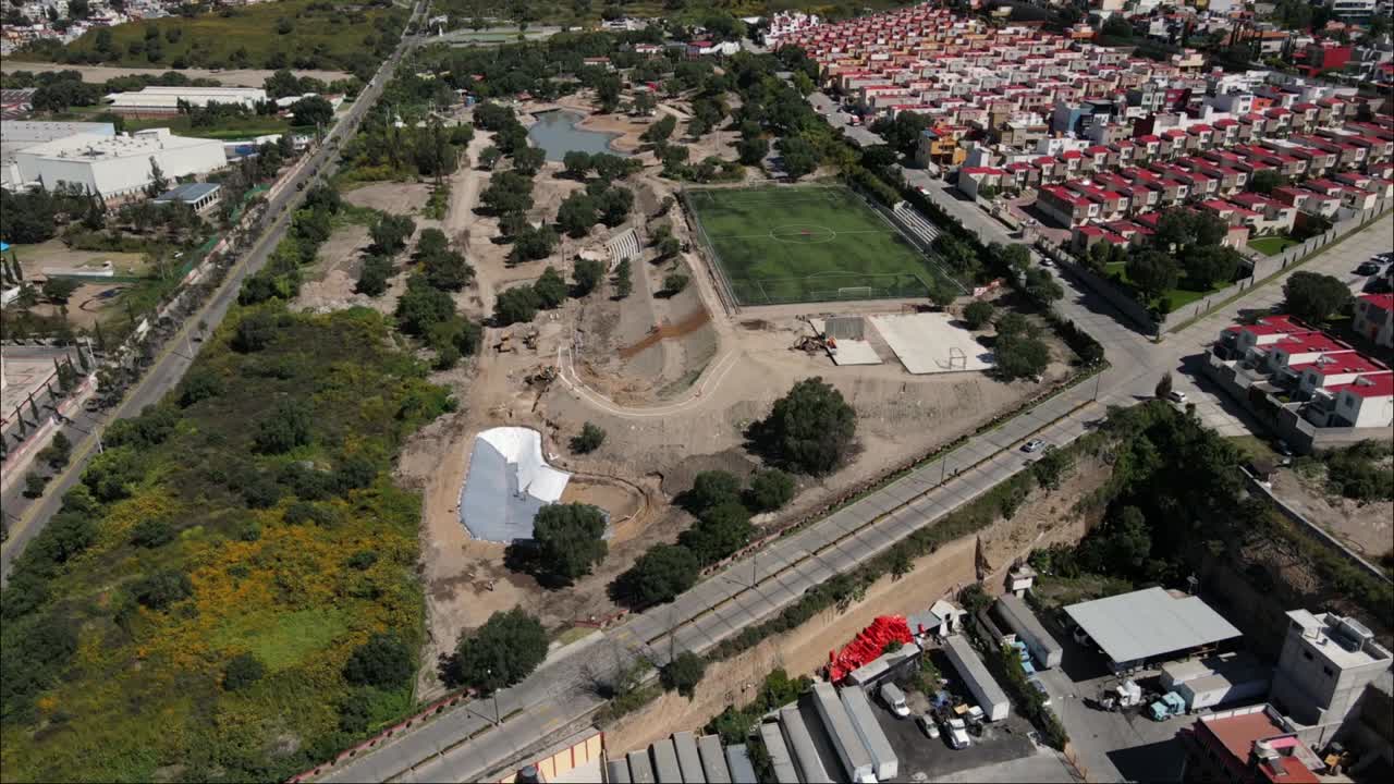 toma aérea de drones de la construcción inacabada del parque de la ciudad en la ciudad de méxico, video de 4k
