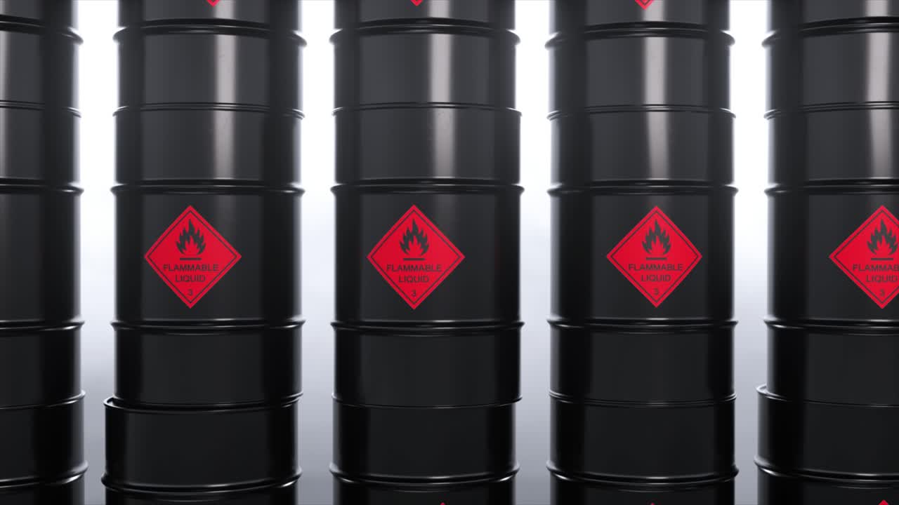 barriles de líquidos inflamables negros apilados