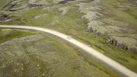 una vista aérea de una pintoresca carretera islandesa