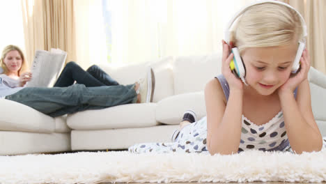 Niña-Escuchando-Música-En-El-Suelo-Del-Salón