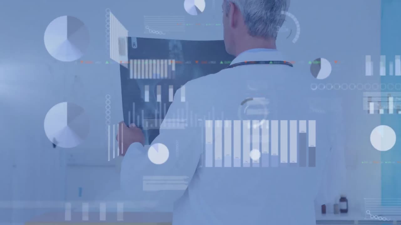 animación del procesamiento de datos sobre un médico caucásico que sostiene una radiografía