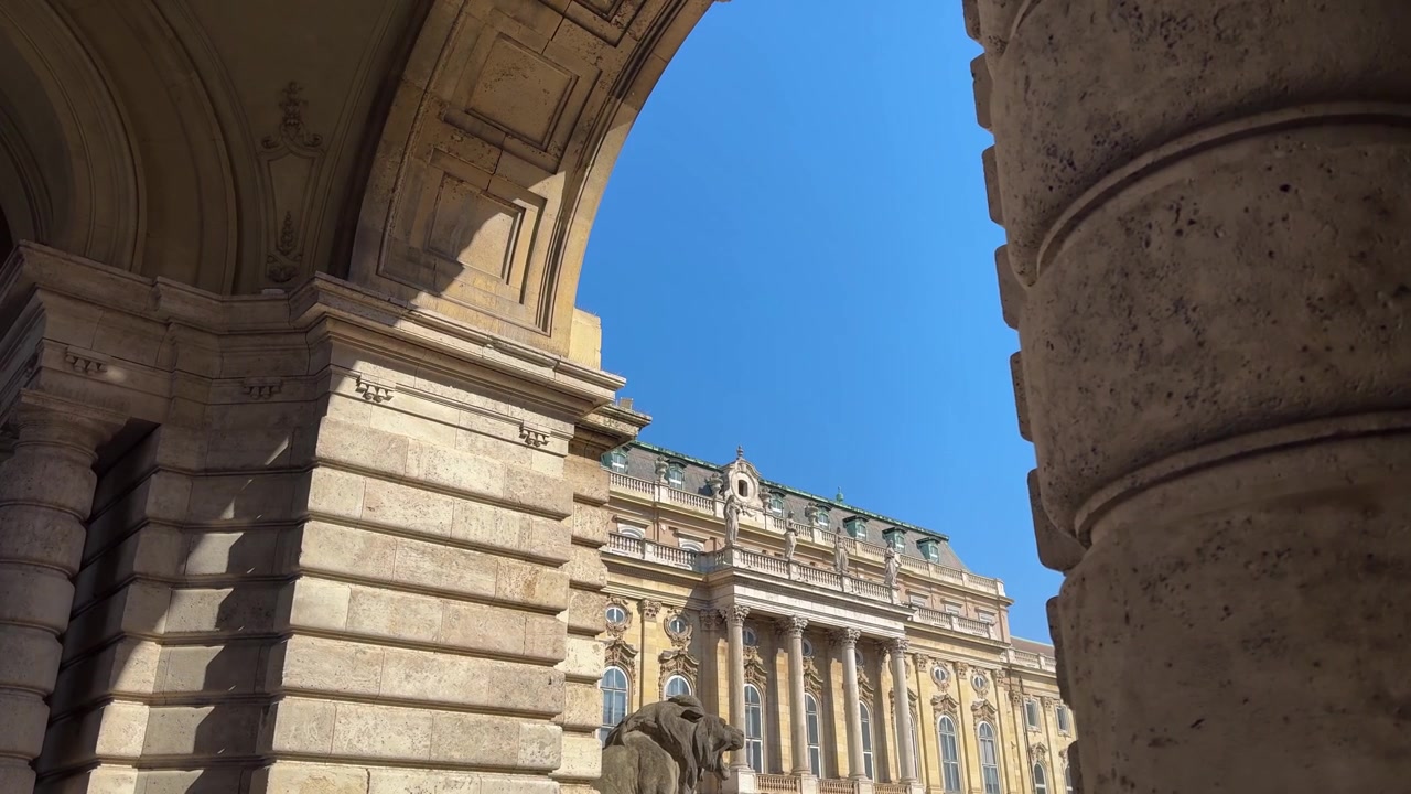 Travelling pelo arco do Castelo de Buda em um dia ensolarado, Budapeste em câmera lenta