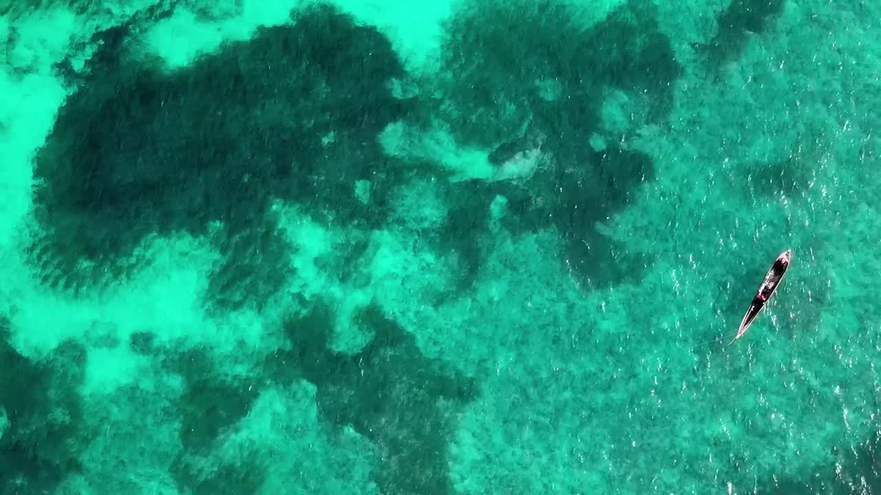 잔잔한 바닷물에서 카누 노를 젓는 낚시, 조감도