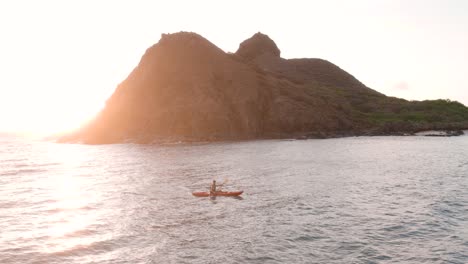 Kayakista-En-Una-Mañana-Soleada-En-El-Océano-Pacífico-En-Oahu,-Hawaii