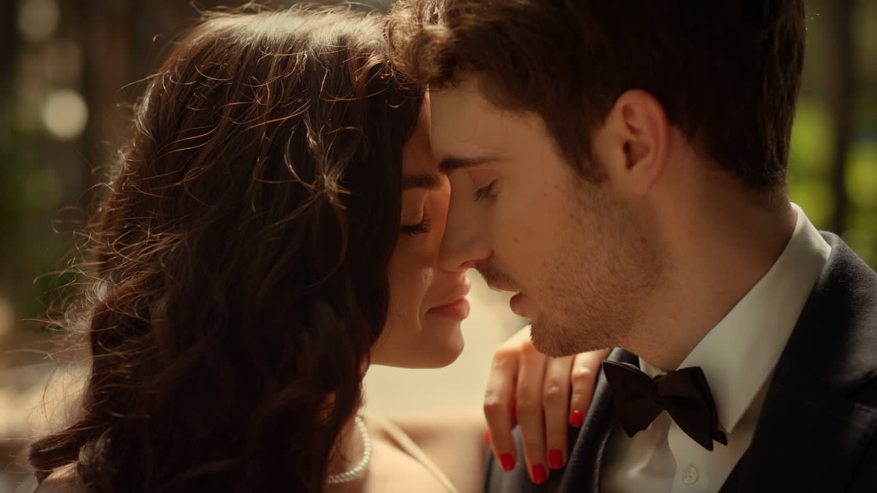 만적 인 커플 이 공원 에서 포즈 를 취 하고 있다