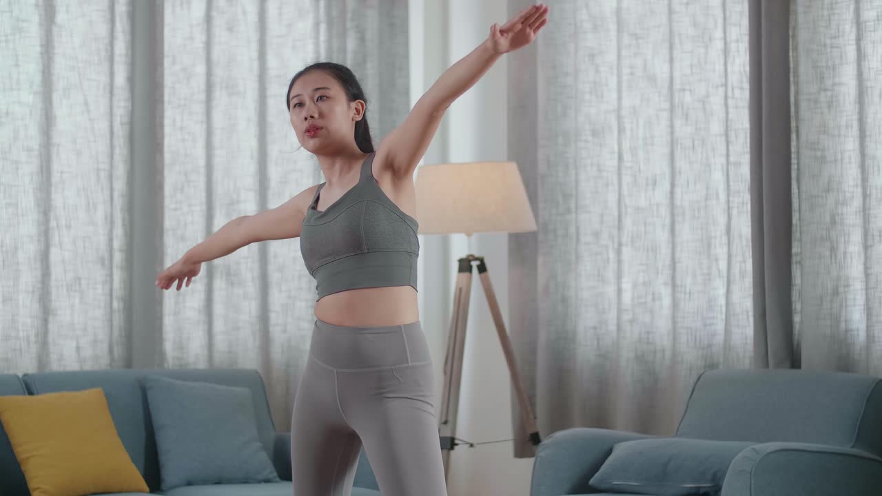 젊은 아시아 운동선수 여성이 운동, 스트레칭 및 요가를 가정에서 요리어 ii 포즈로 연습합니다. 건강한 생활 방식, 피트니스, 웰빙 및 마인드풀니스 개념